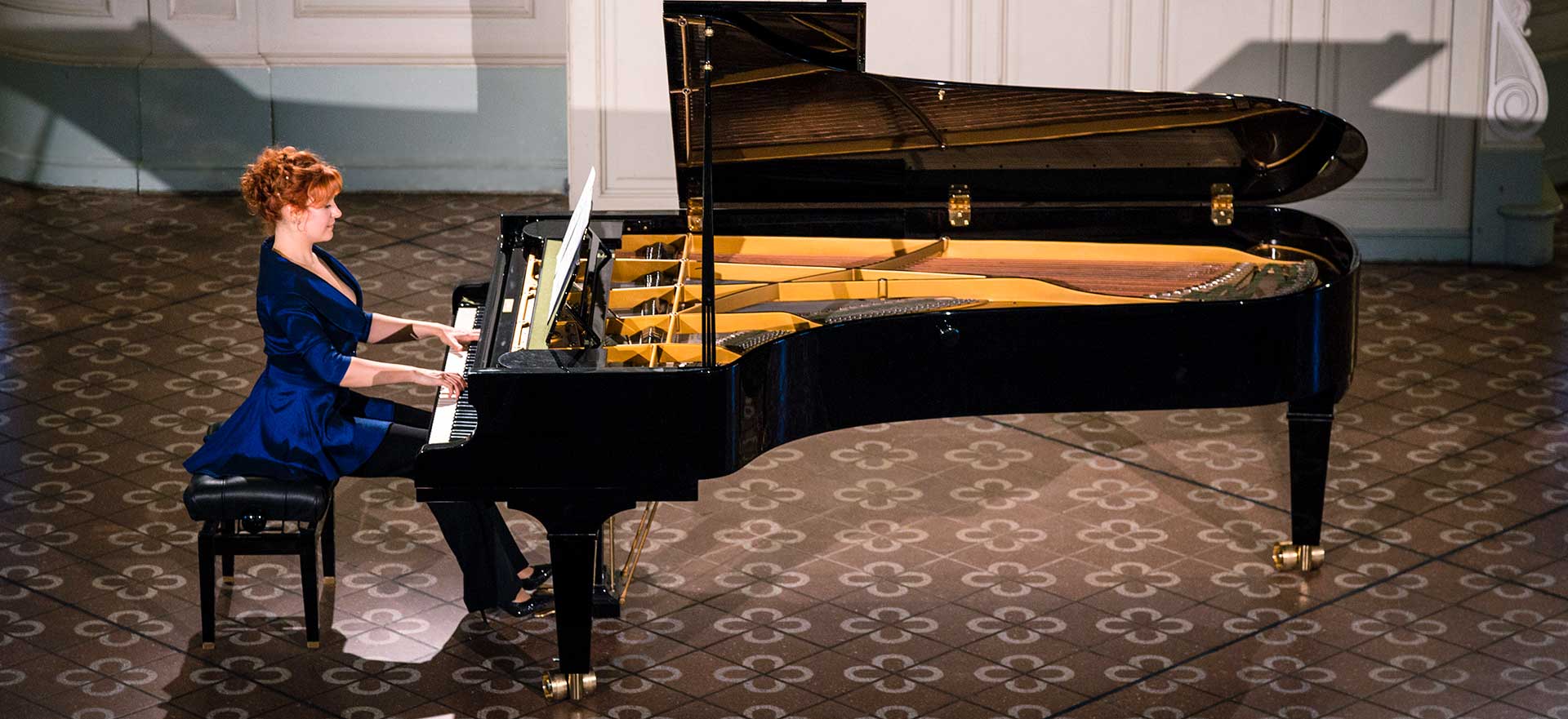 Pianistin Yuliya Drogalova schaut freundlich in die Kamera