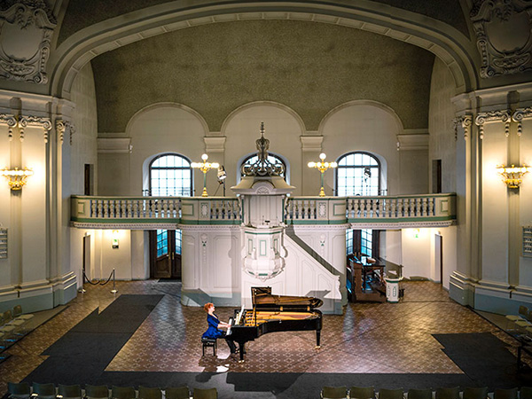 Solo-Pianistin Yuliya Drogalova spielt Chopin Pur im Französischen Dom in Berlin